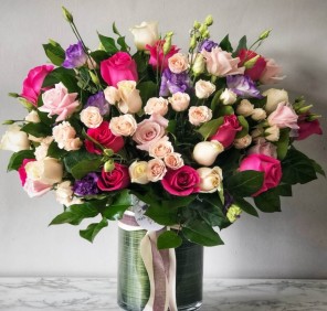 flowers to congratulate someone in Dubai