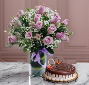 roses and chocolate cake
