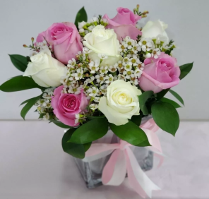 roses vase arrangement