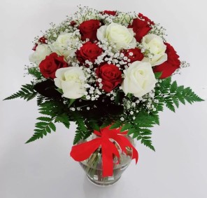 amazing 25 blooms red white roses vase