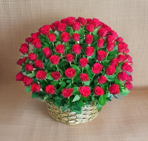 100 red roses to express love