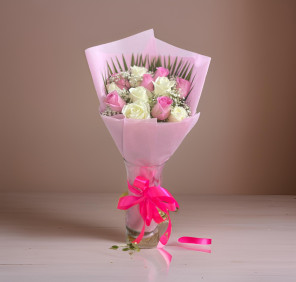 12 PINK WHITE ROSES IN VASE