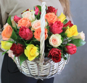 mix roses basket