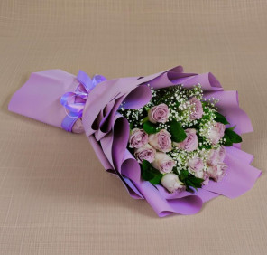 purple roses bouquet