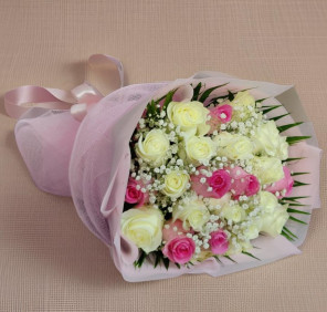 pink white roses bouquet