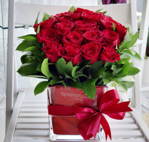 20 red roses vase