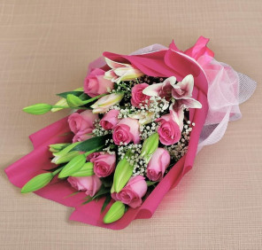 bouquet of pink lilies roses