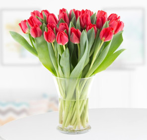 30 RED TULIPS VASE