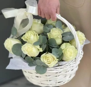 15 red roses basket