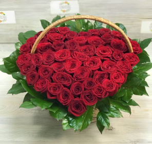 roses heart shaped on a basket- free delivery Dubai