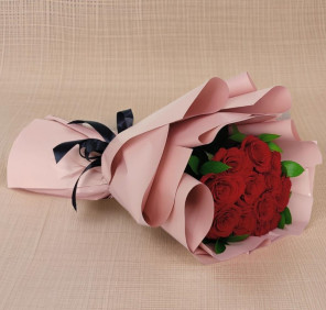 12 red roses bouquet