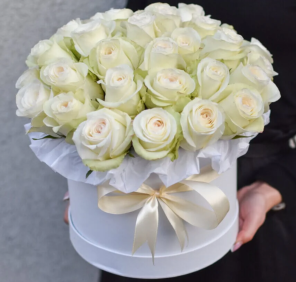 30 white roses box