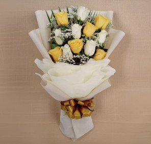 yellow white roses bouquet