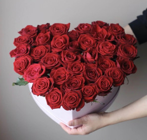 35 red roses heart