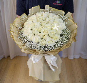 51 white roses bouquet